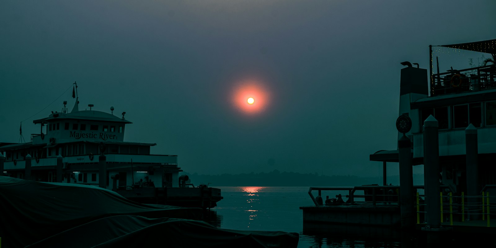 Coucher de soleil sur le fleuve Congo à Kinshasa